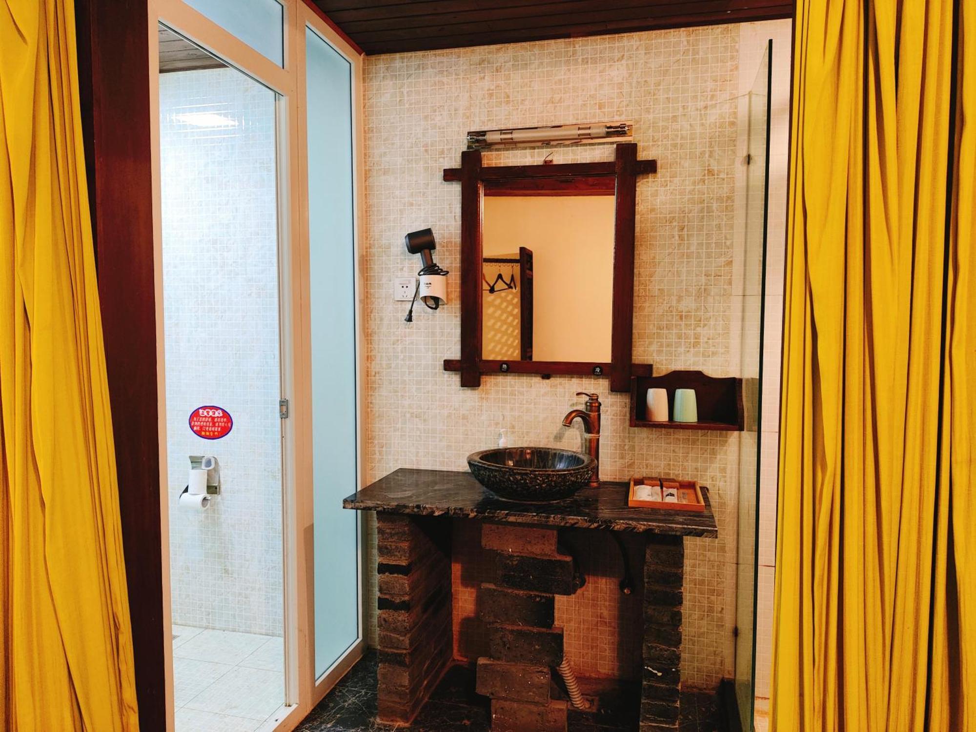 Big Tree Guesthouse - Naxi Old Style Lijiang  Exterior foto
